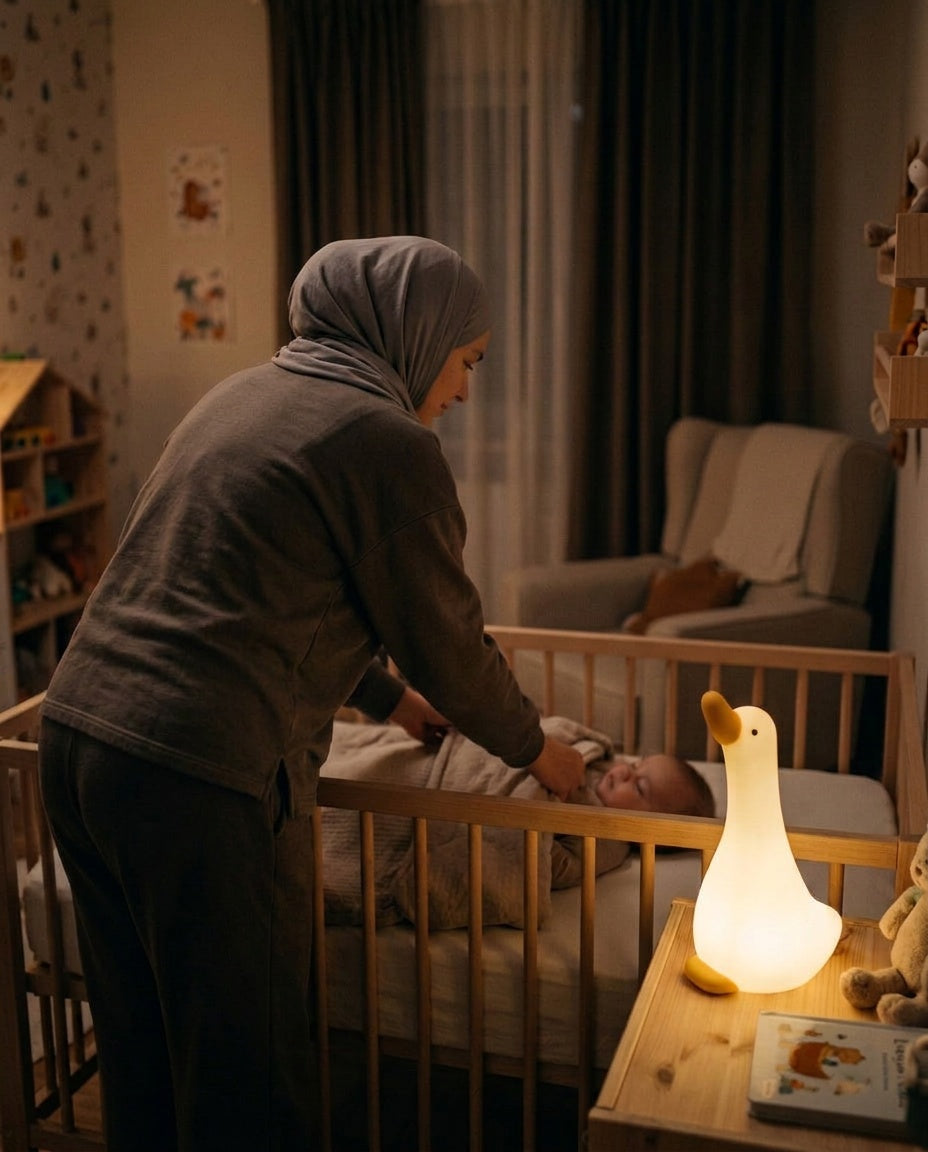 Veilleuse Oie Bébé - maman voilée bordant son enfant endormi