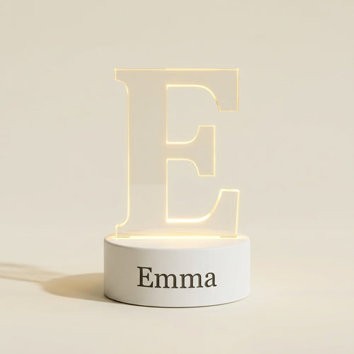 Veilleuse prénom personnalisée en acrylique, lettre E lumineuse et prénom Emma gravé sur le socle blanc