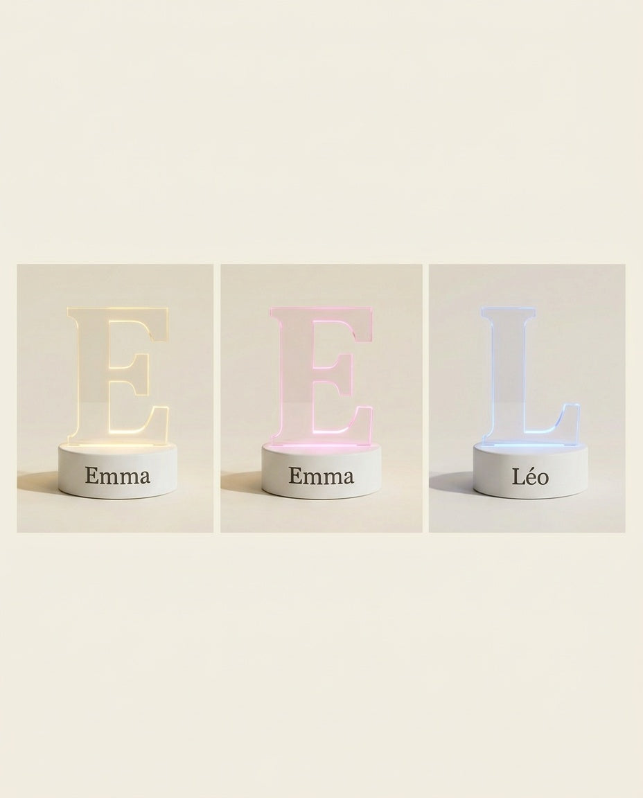 Trois versions de la veilleuse prénom : lumière blanche Emma, rose Emma et bleue Léo